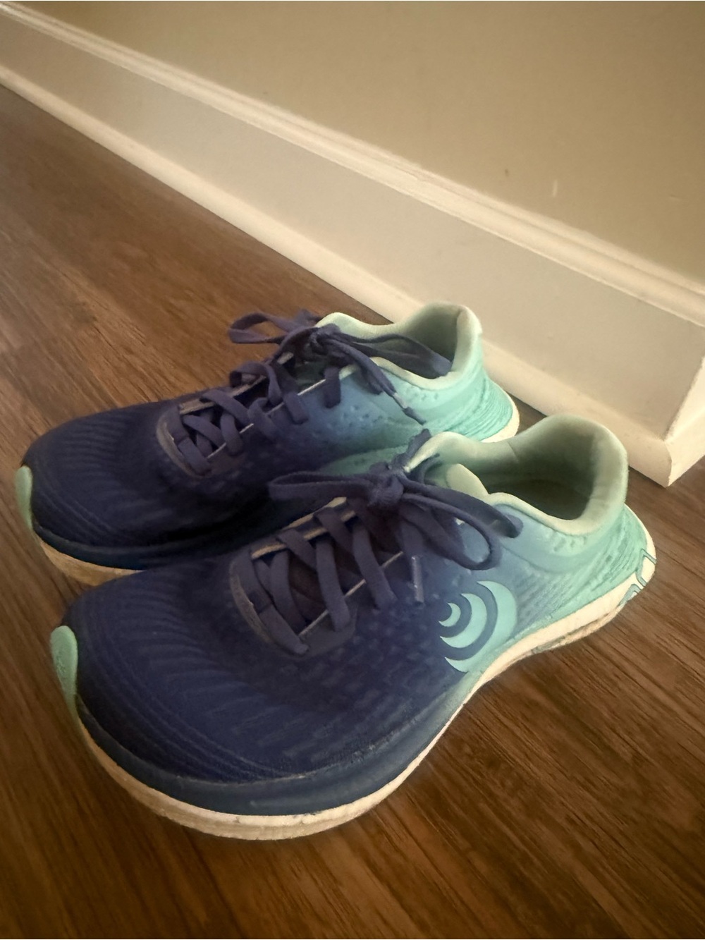 Topo Athletics Specter 2 - size 8 women’s